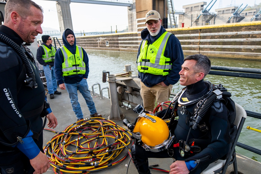 Pittsburgh District commander joins dive team for inspection on Monongahela River