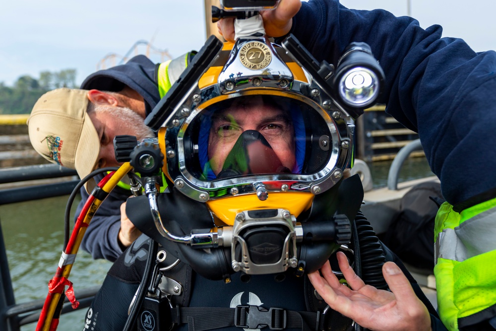 Pittsburgh District commander joins dive team for inspection on Monongahela River