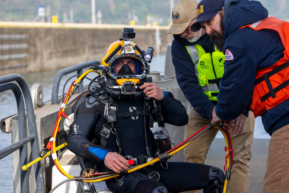 Pittsburgh District commander joins dive team for inspection on Monongahela River