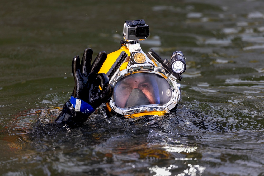 Pittsburgh District commander joins dive team for inspection on Monongahela River