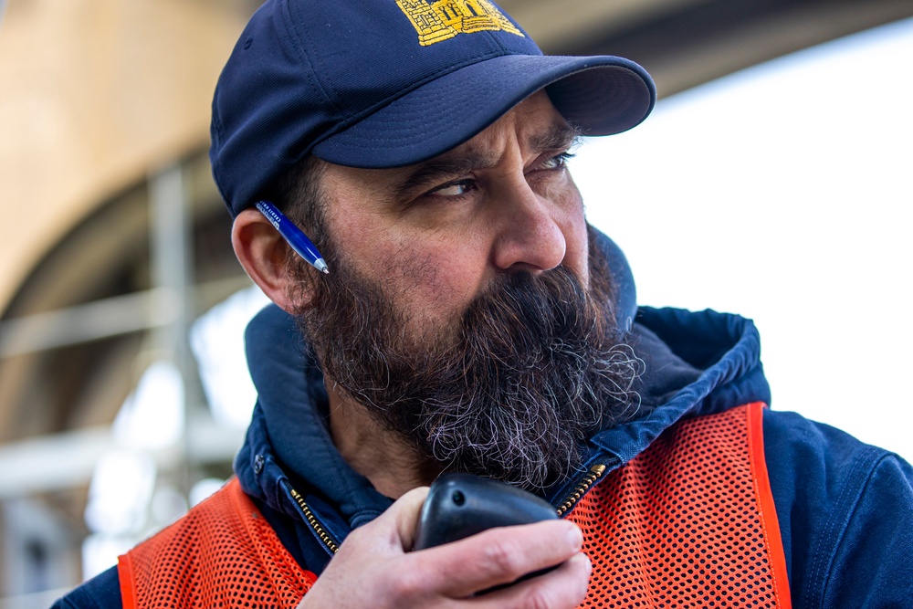 Pittsburgh District commander joins dive team for inspection on Monongahela River