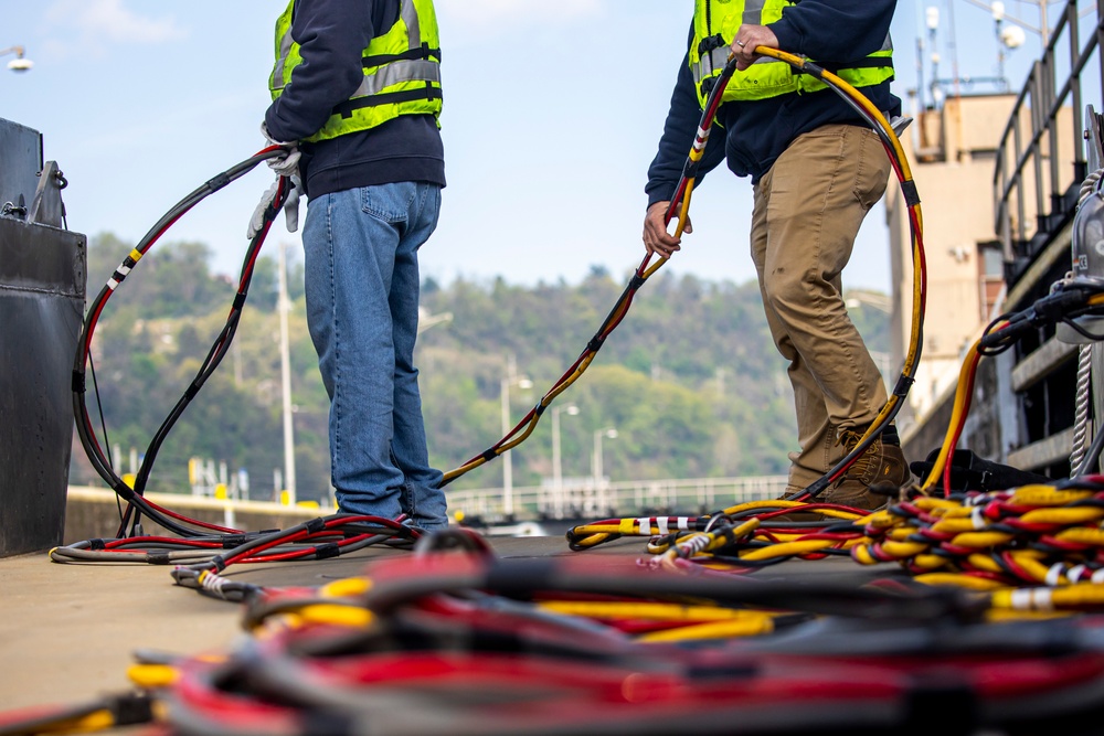 Pittsburgh District commander joins dive team for inspection on Monongahela River