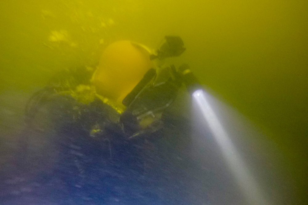 Pittsburgh District commander joins dive team for inspection on Monongahela River