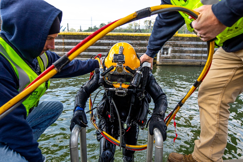 Pittsburgh District commander joins dive team for inspection on Monongahela River