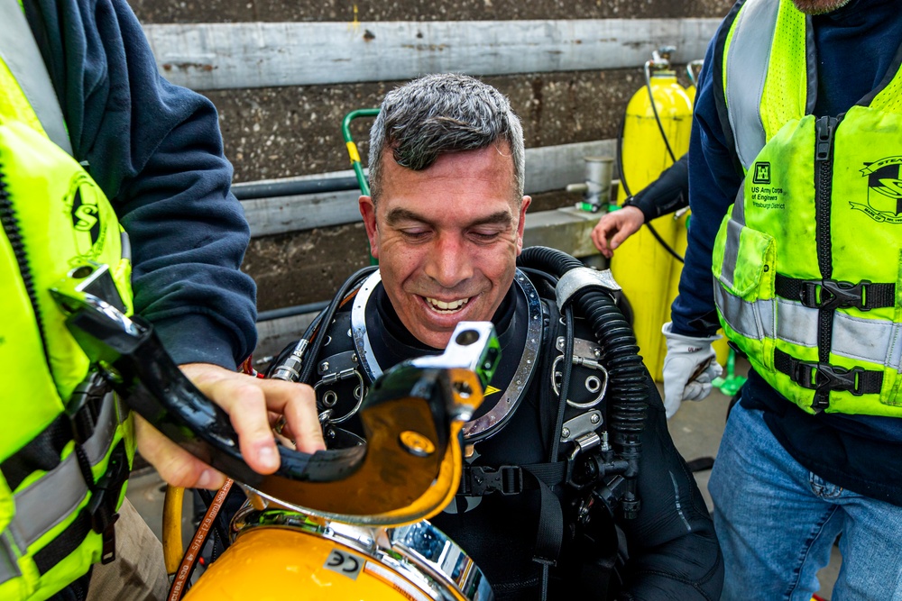 Pittsburgh District commander joins dive team for inspection on Monongahela River