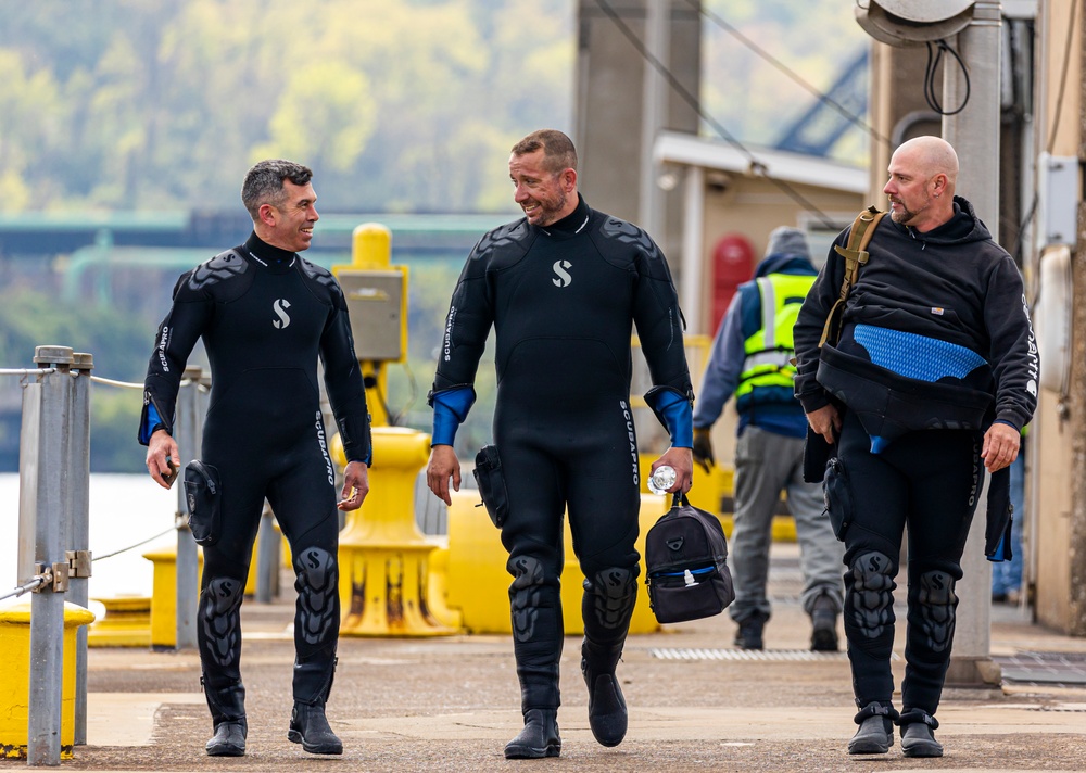 Pittsburgh District commander joins dive team for inspection on Monongahela River