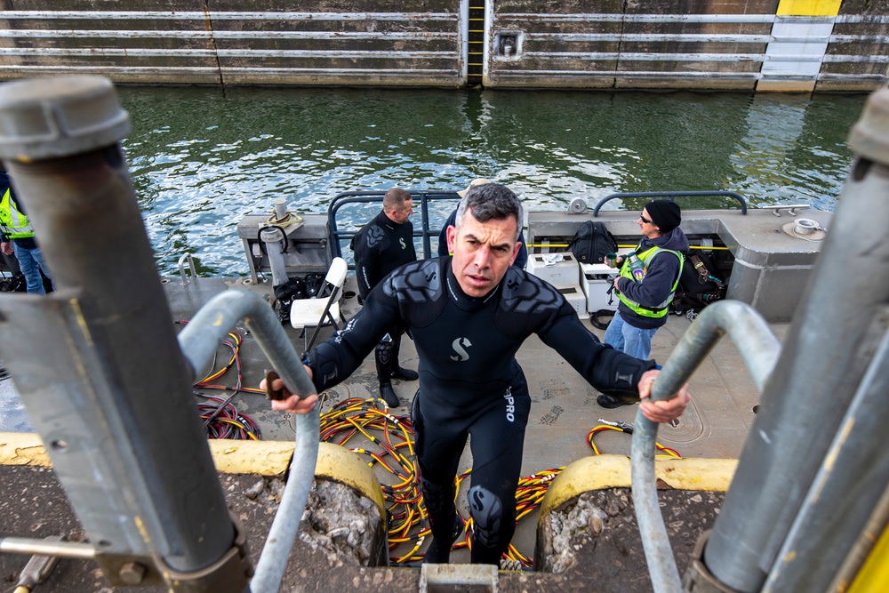 Pittsburgh District commander joins dive team for inspection on Monongahela River