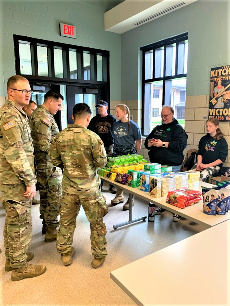 Minnesota family delivers Girl Scout cookies to troops at Fort McCoy