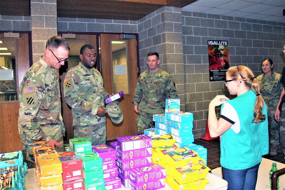 Minnesota family delivers Girl Scout cookies to troops at Fort McCoy