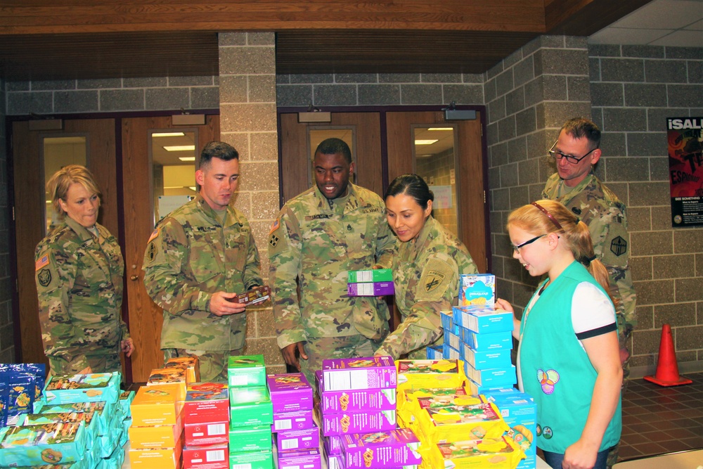 Minnesota family delivers Girl Scout cookies to troops at Fort McCoy