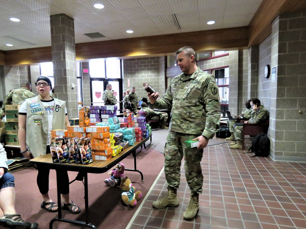 Minnesota family delivers Girl Scout cookies to troops at Fort McCoy