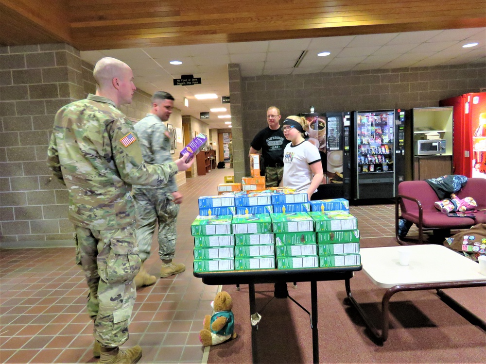 Minnesota family delivers Girl Scout cookies to troops at Fort McCoy