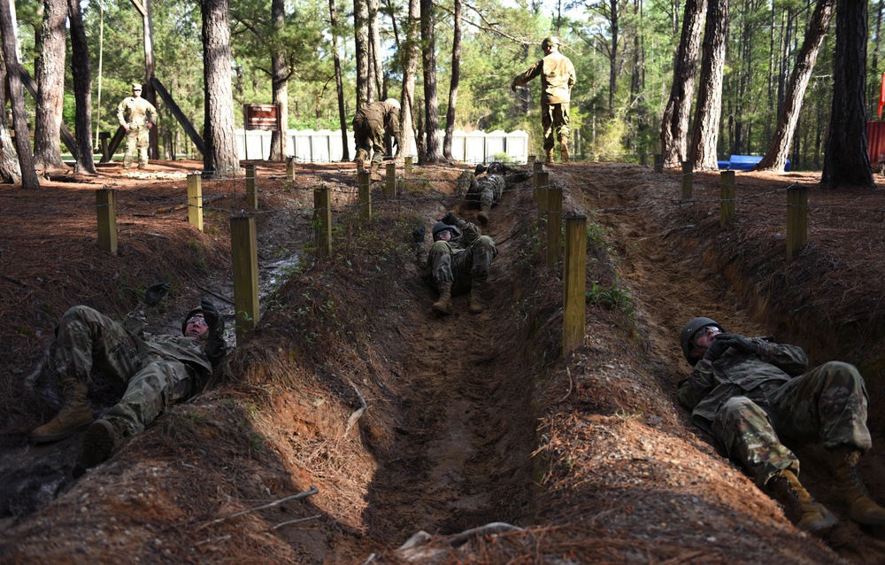 Army infantry recruits tackle confidence course