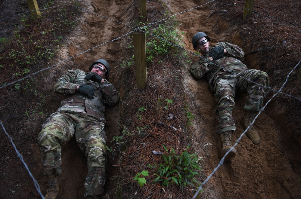 Army infantry recruits tackle confidence course