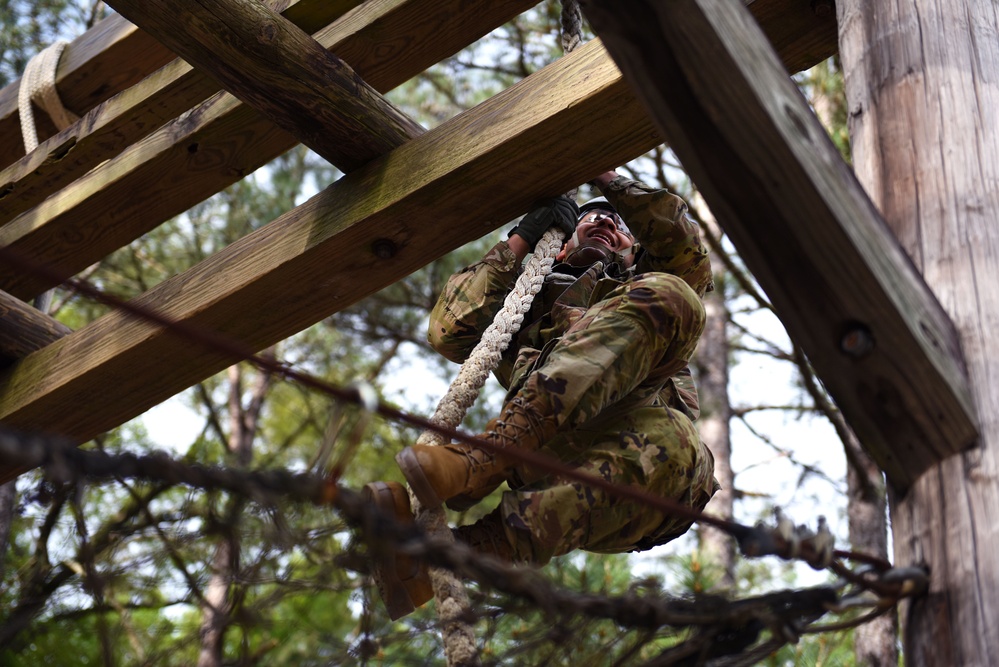 Army infantry recruits tackle confidence course