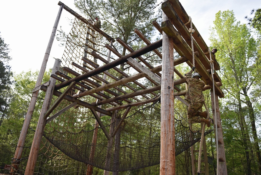 Army infantry recruits tackle confidence course