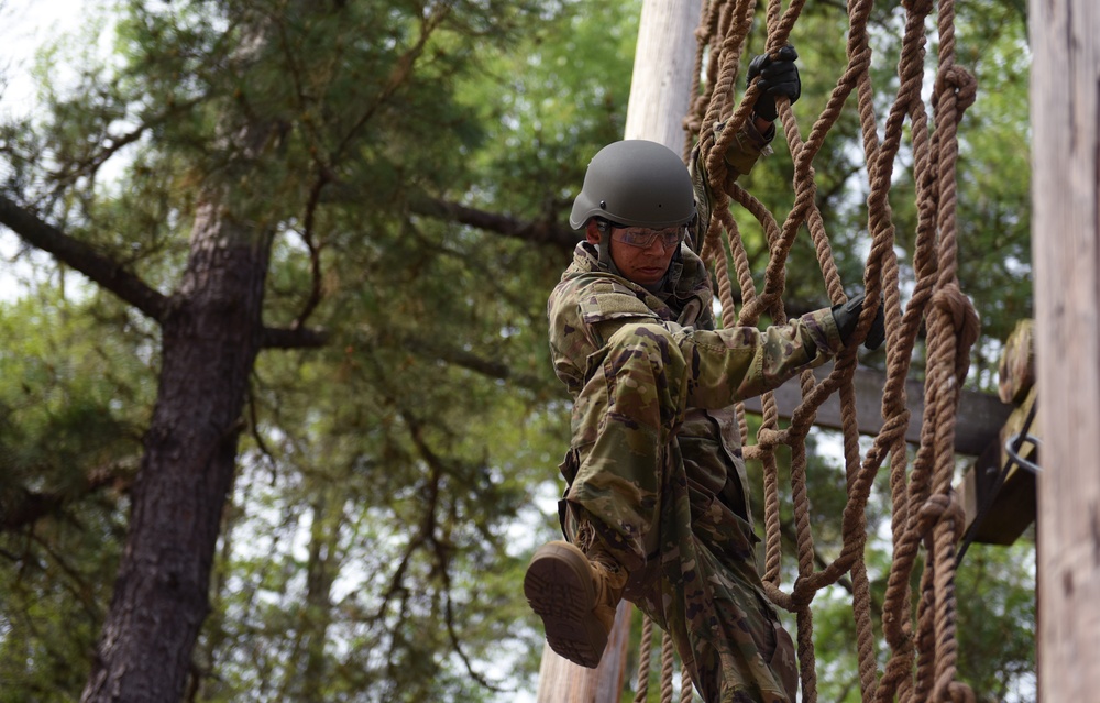 Army infantry recruits tackle confidence course