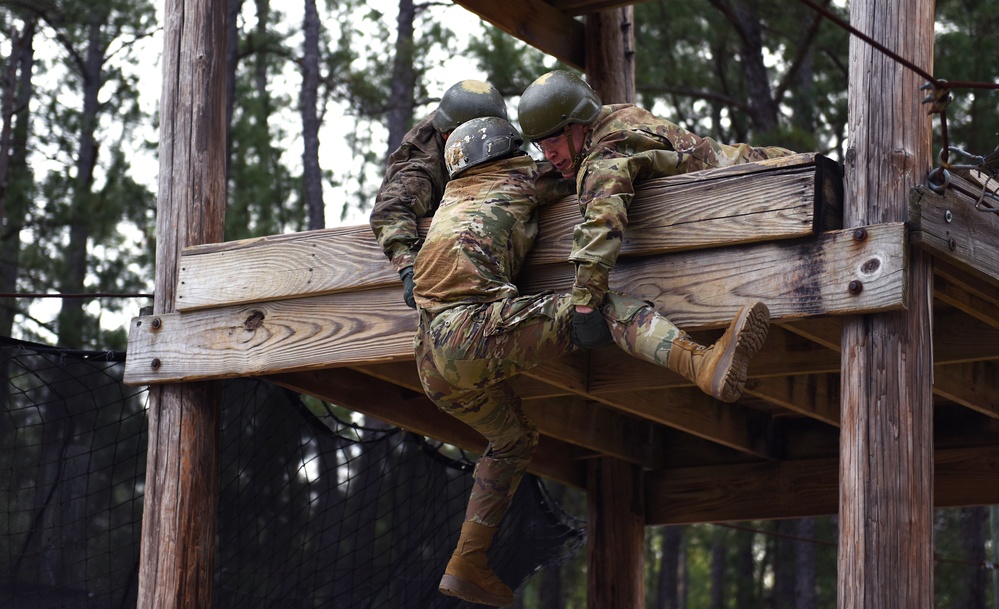 Army infantry recruits tackle confidence course