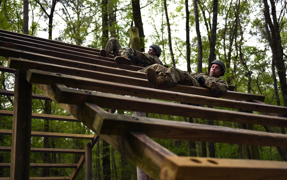 Army infantry recruits tackle confidence course