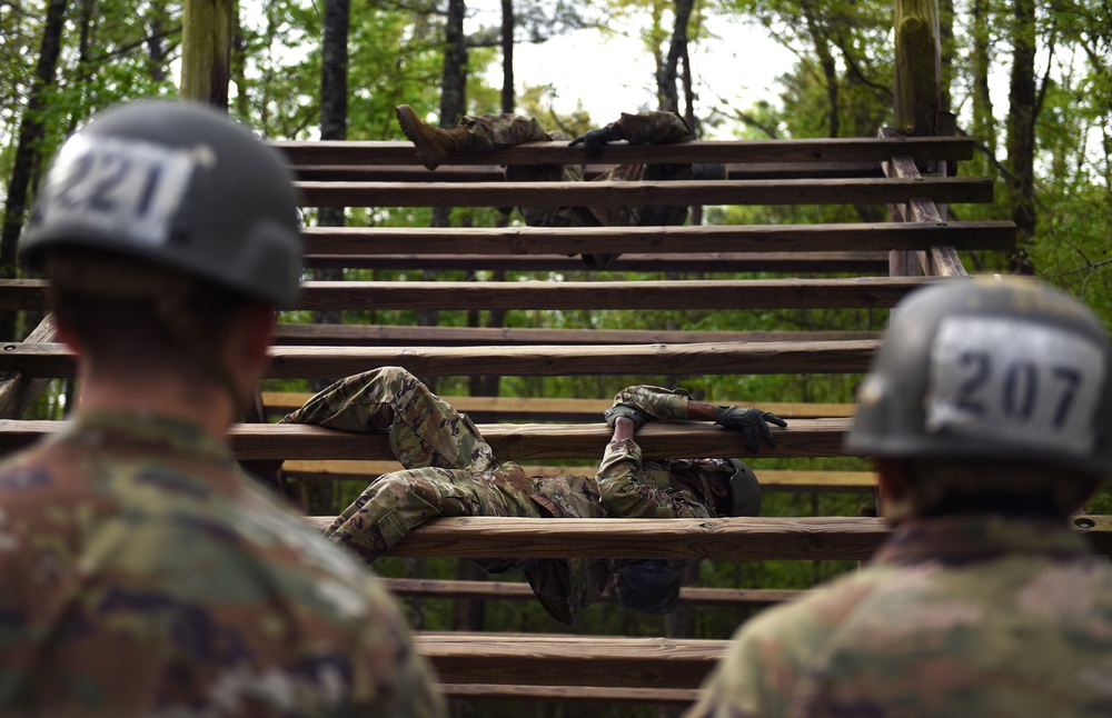 Army infantry recruits tackle confidence course