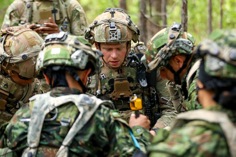 JRTC Rotation 23-07 - U.S. and Colombian Soldiers Conduct Joint Patrol