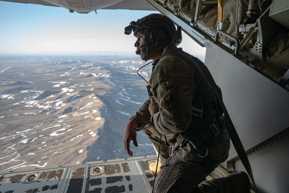 Highway, turned runway: U.S. Air Force crews land on Wyoming highways