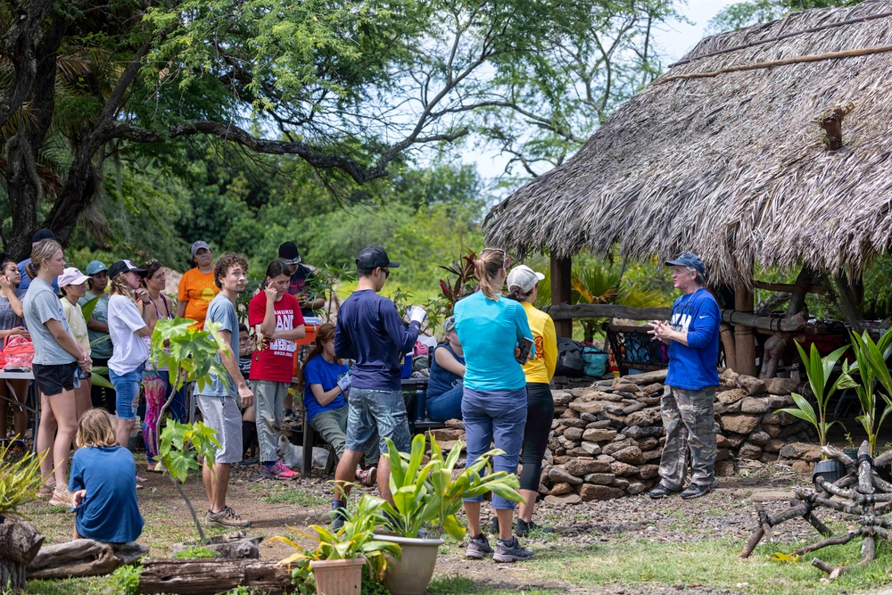 Sailors, Community Volunteer at Loko Pa'aiau Fishpond on Earth Day