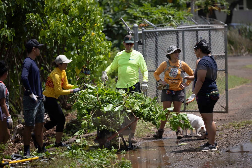 Sailors, Community Volunteer at Loko Pa'aiau Fishpond on Earth Day