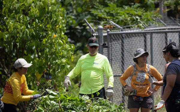 Sailors, Community Volunteer at Loko Pa'aiau Fishpond on Earth Day