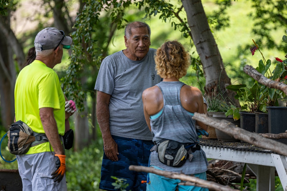 Sailors, Community Volunteer at Loko Pa'aiau Fishpond on Earth Day