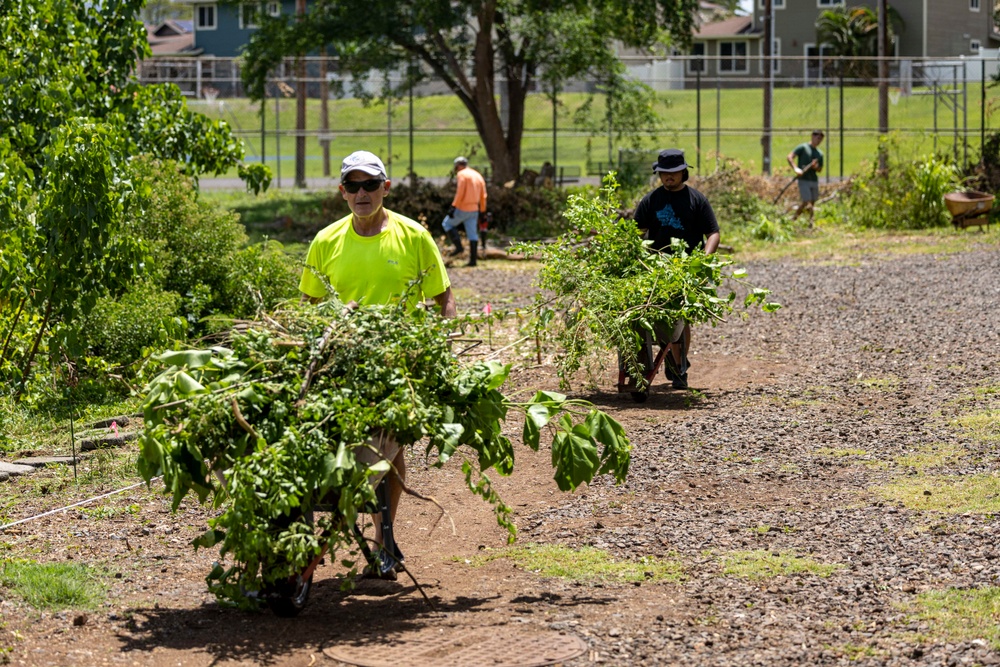 Sailors, Community Volunteer at Loko Pa'aiau Fishpond on Earth Day