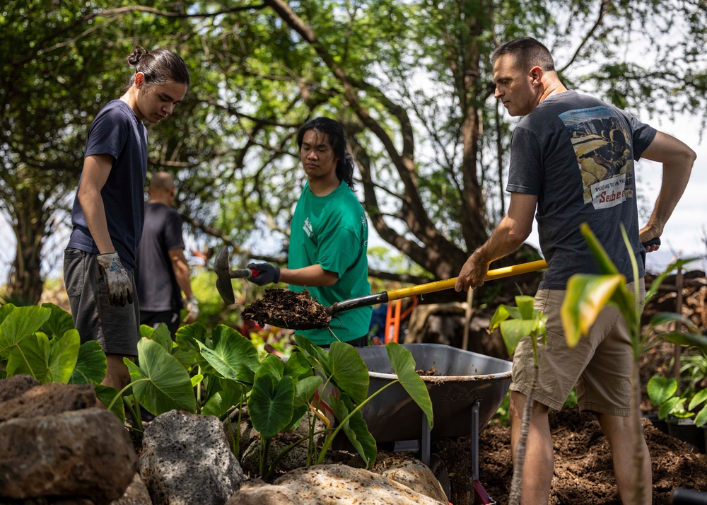 Sailors, Community Volunteer at Loko Pa'aiau Fishpond on Earth Day