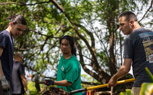 Sailors, Community Volunteer at Loko Pa'aiau Fishpond on Earth Day