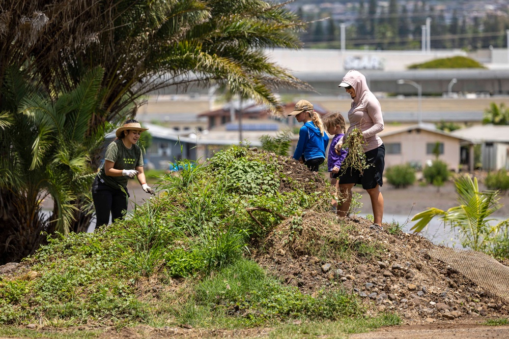 Sailors, Community Volunteer at Loko Pa'aiau Fishpond on Earth Day