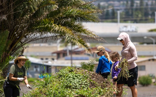 Sailors, Community Volunteer at Loko Pa'aiau Fishpond on Earth Day