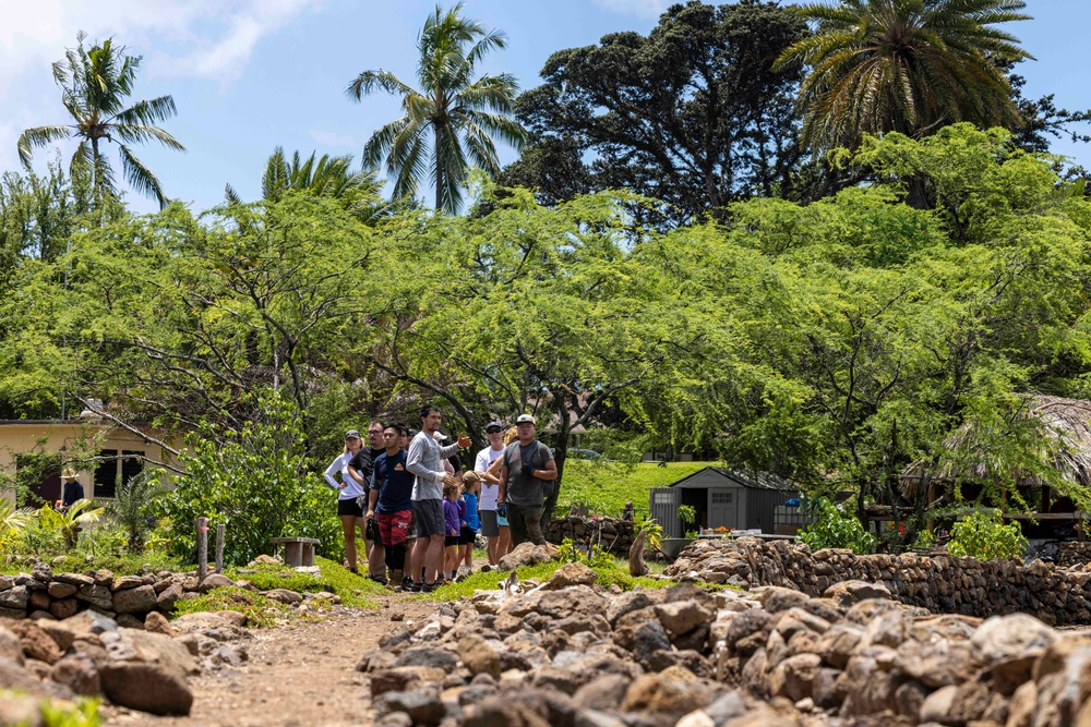 Sailors, Community Volunteer at Loko Pa'aiau Fishpond on Earth Day