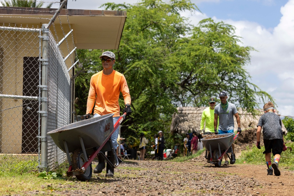 Sailors, Community Volunteer at Loko Pa'aiau Fishpond on Earth Day