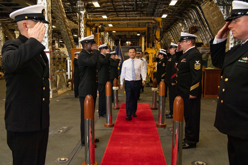 USS Mobile (LCS 26) hosts distinguished visitors for the International Maritime Defense Exhibition 2023