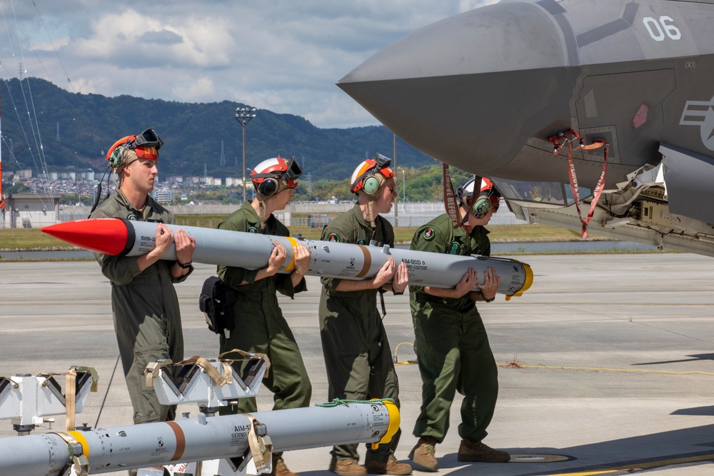 VMFA 121 conducts live missile load