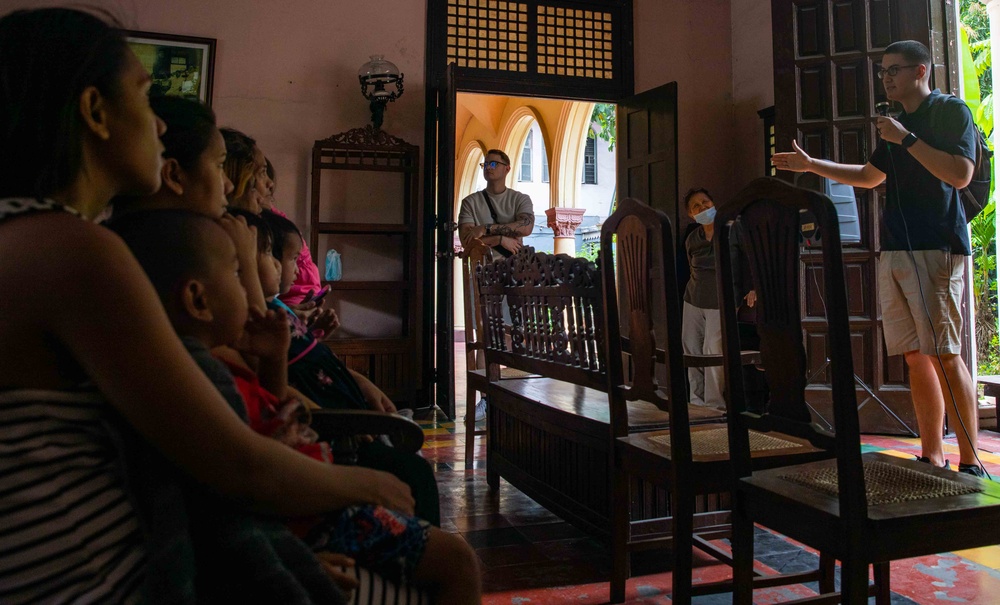 Makin Island Sailors and Marines Participate in COMREL Event