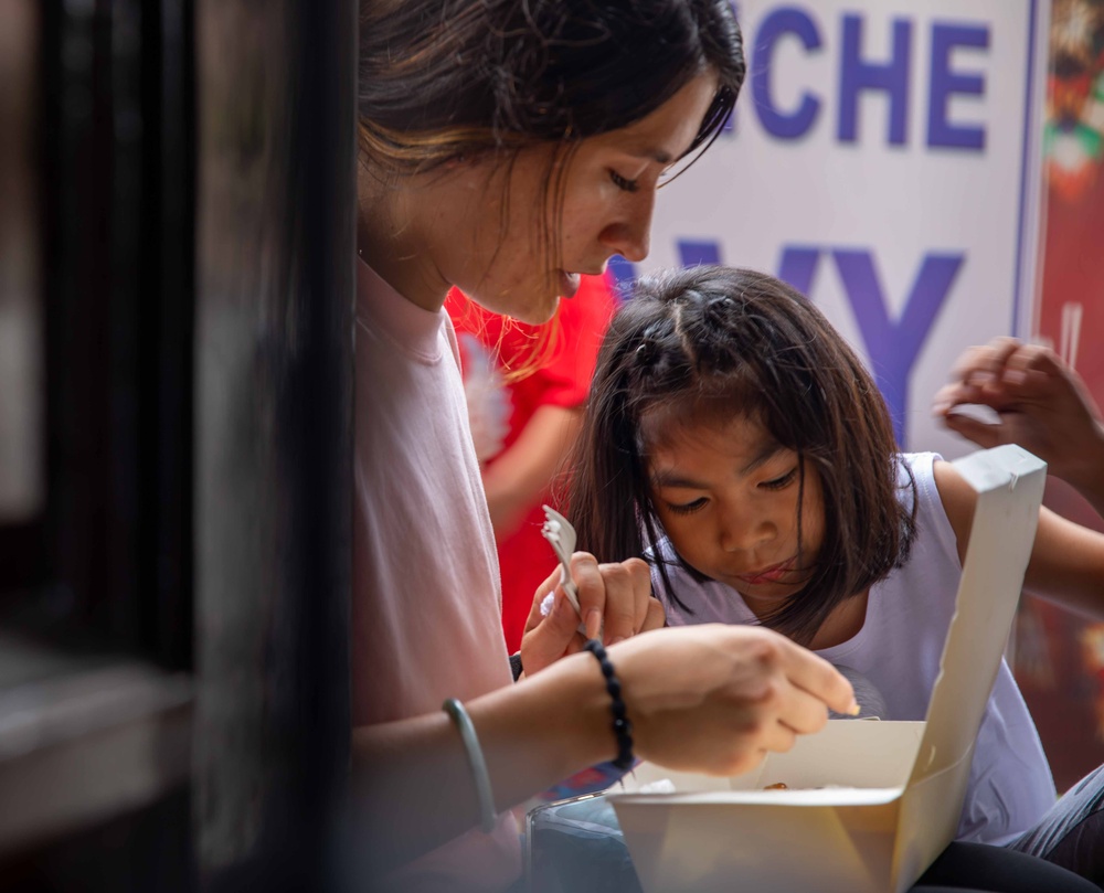 Makin Island Sailors and Marines Participate in COMREL Event