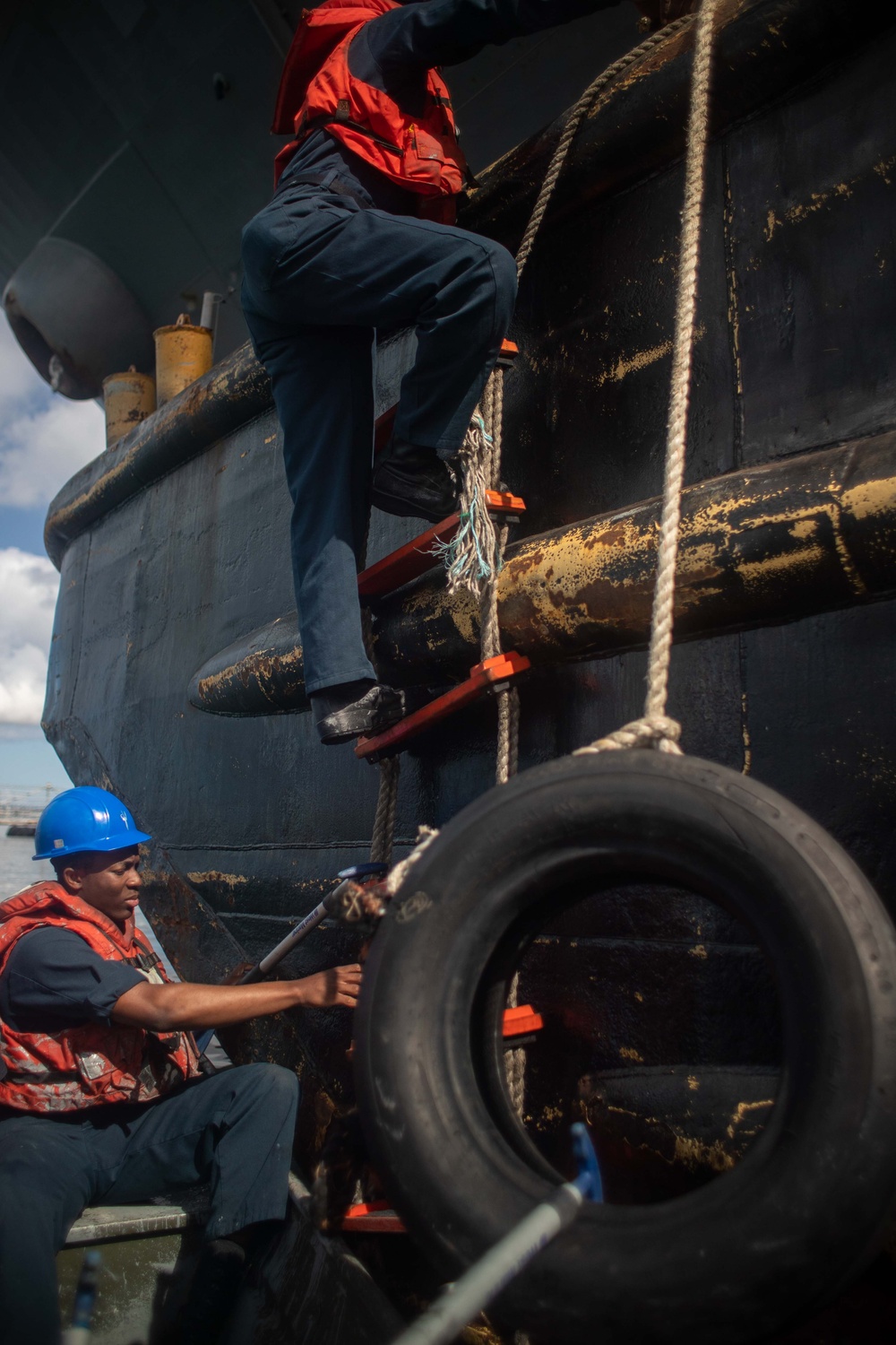 Tripoli Sailors Paint Anchor and Chain During Ongoing SRA