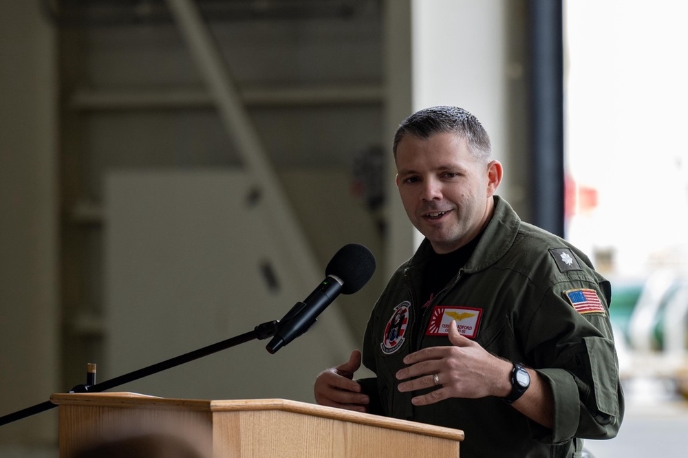 VP-16 Holds In-Flight Change of Command