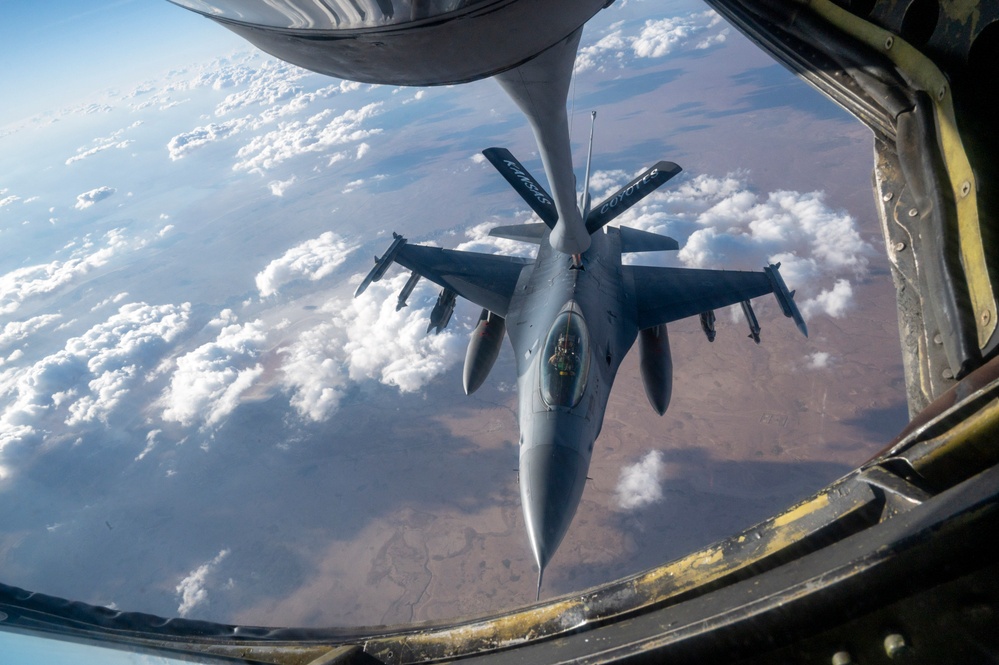 912th EARS refuels fighters