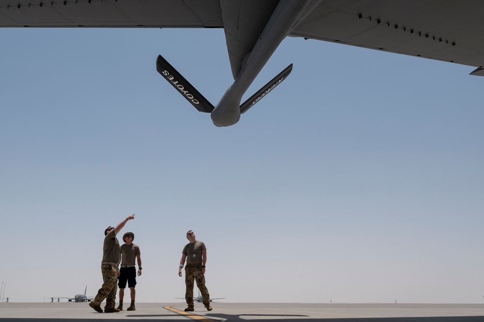 912th EARS refuels fighters