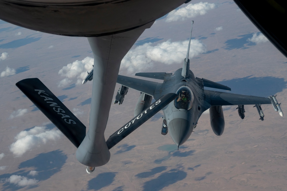 912th EARS refuels fighters