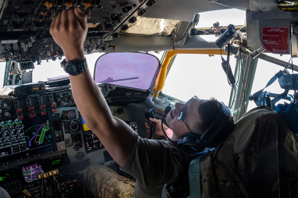 912th EARS refuels fighters