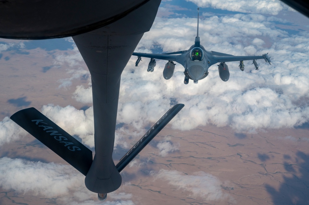 912th EARS refuels fighters