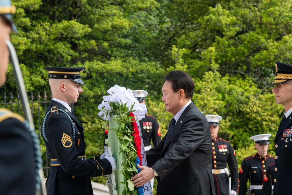 Wreath Ceremony in honor President of the Republic of South Korea