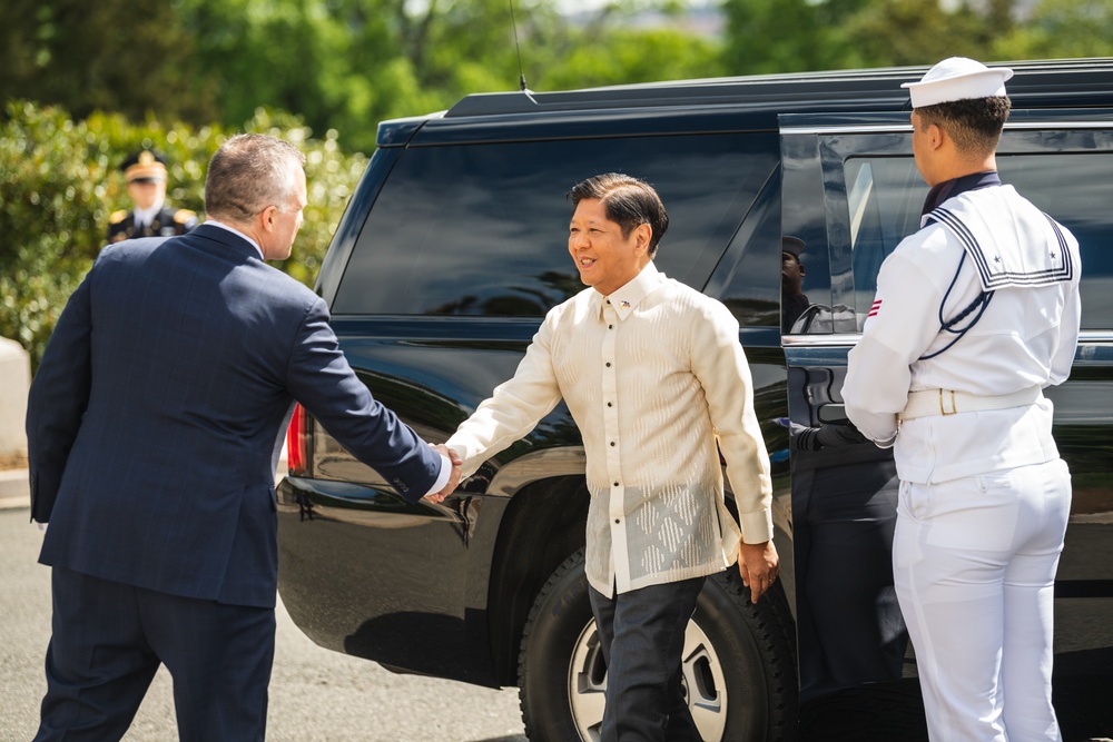 President of the Philippines Lays Wreath at Arlington National Cemetery